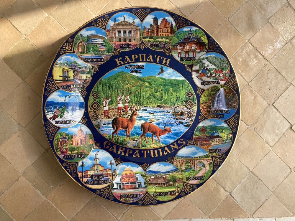 Assiette ukrainienne � vis�e d�corative 20 Paris 14 (75)