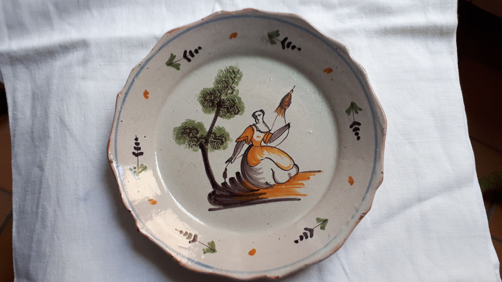 Assiette du XVIII en fa�ence 0 Vinay (38)