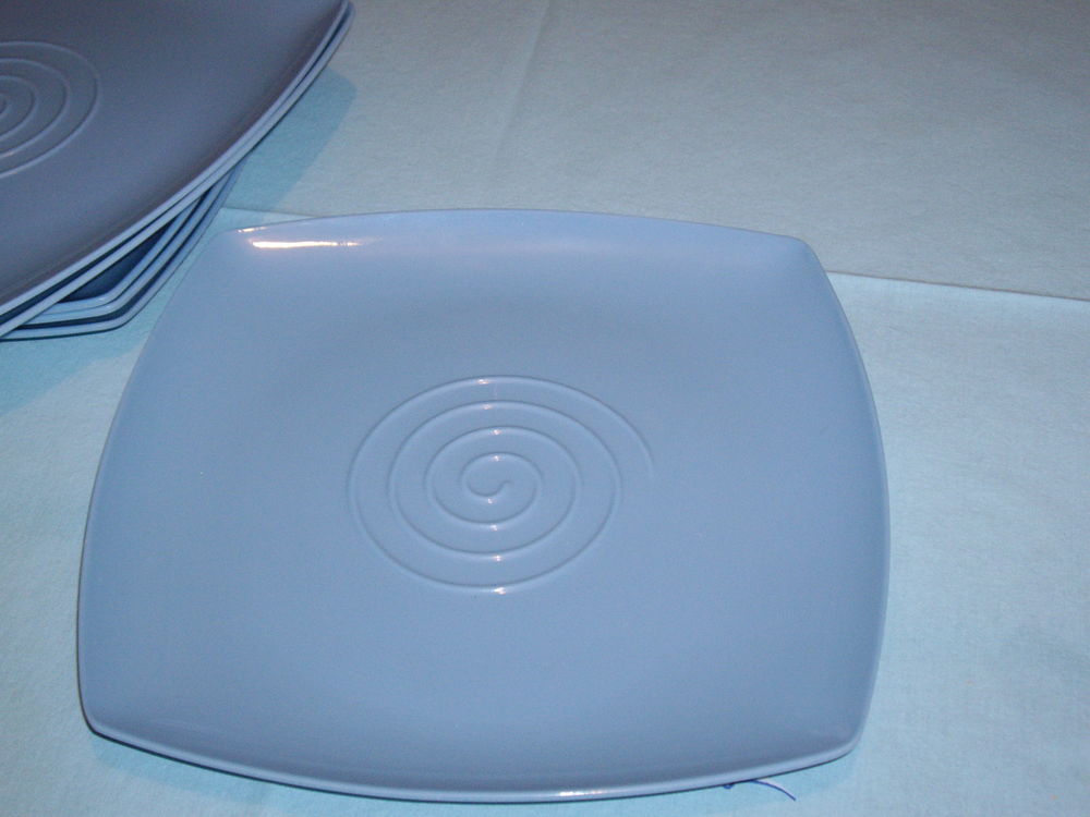 LOT 6 ASSIETTES BLEU
EN PLASTIQUE
22 CM X 22 CM ENVIRON
2 Triel-sur-Seine (78)