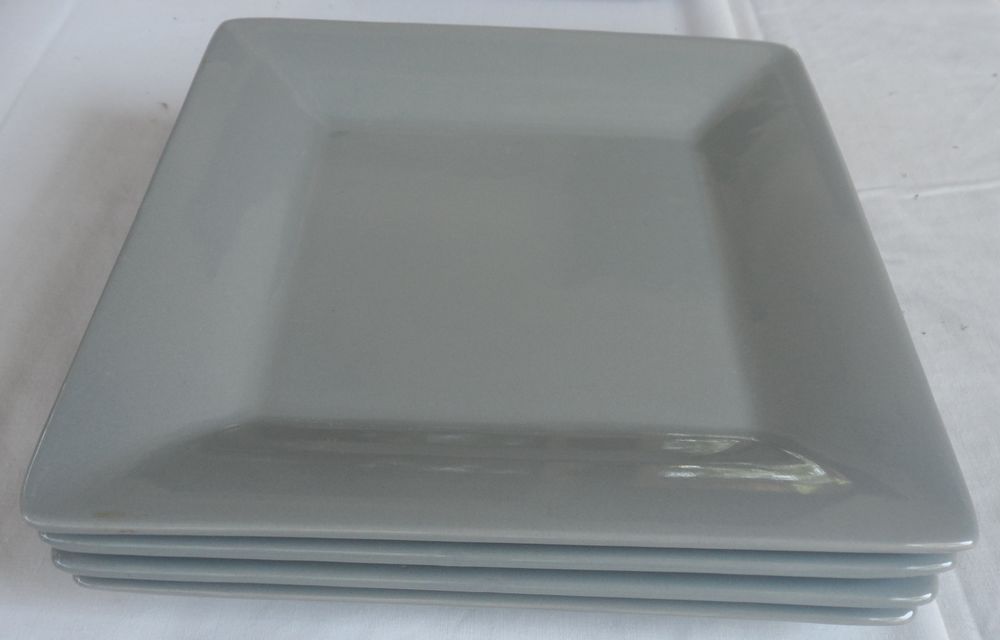 Lot de 11 assiettes carr�es grises en c�ramique
voir photos 15 Castries (34)