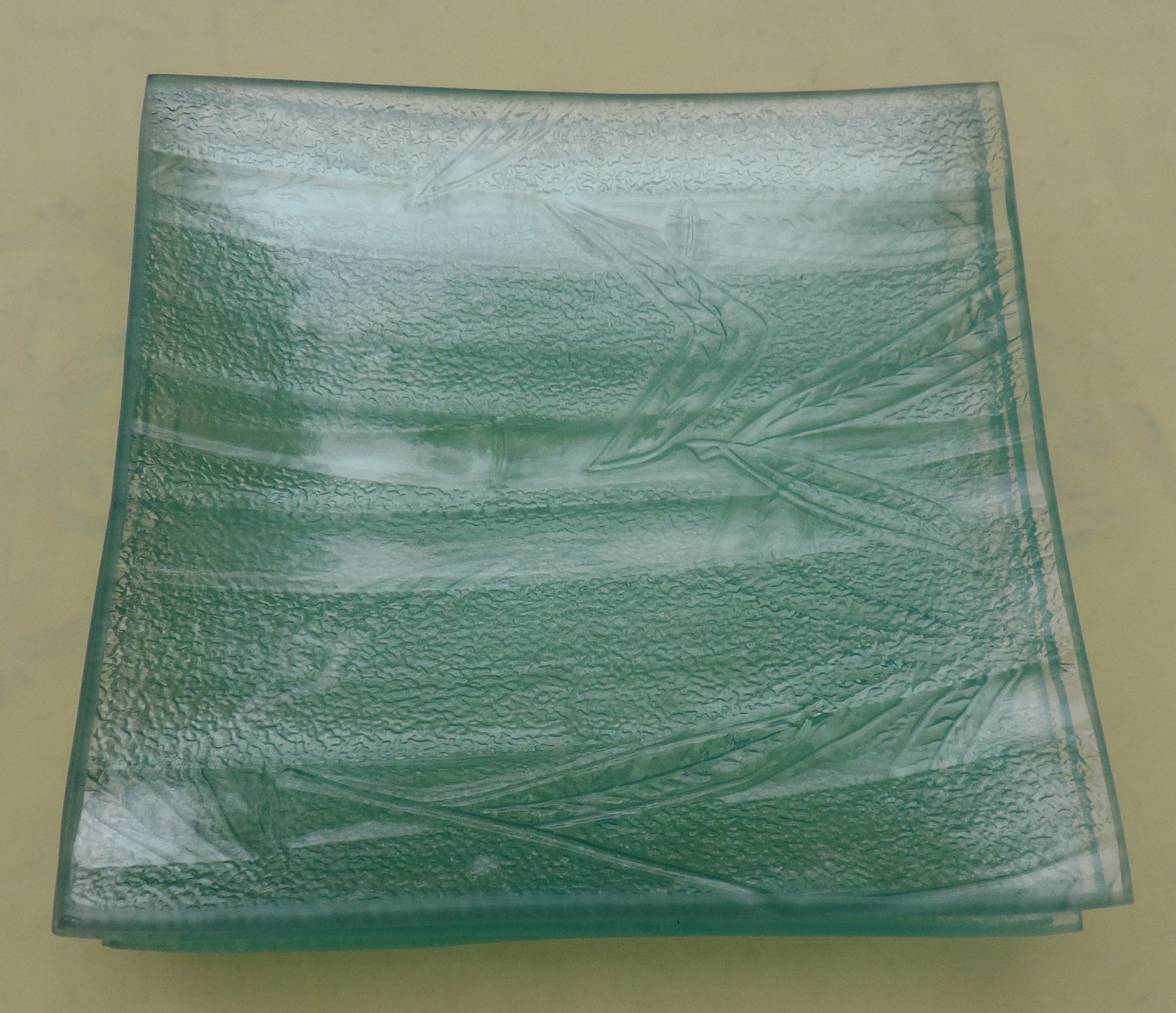 6 assiettes carr�es neuves en verre l�g�rement teint� vert 7 Castries (34)