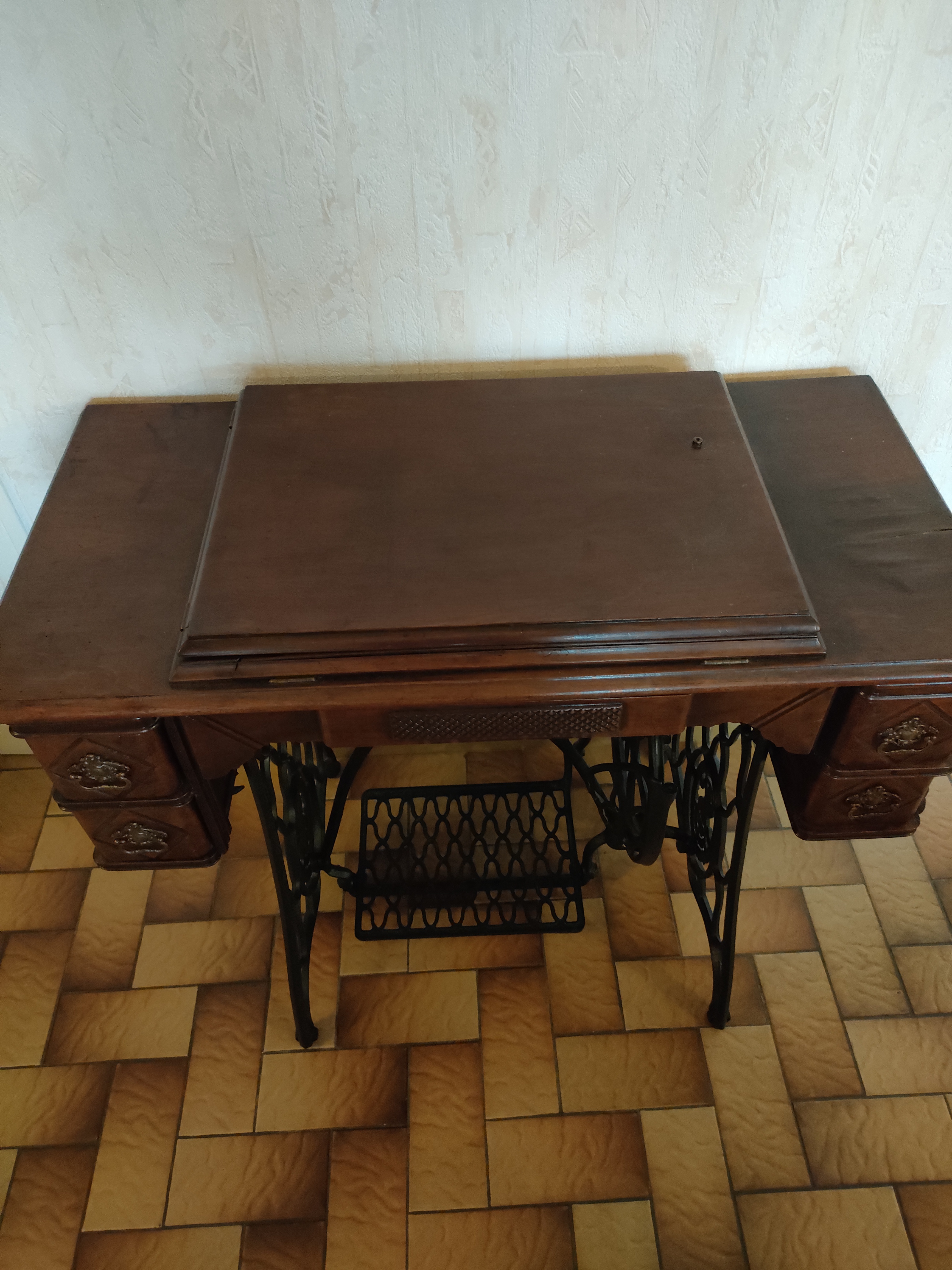 12 Assiettes de collection, machine � coudre, bassine 159 Castelnaud-de-Gratecambe (47)