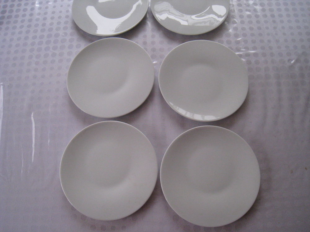 6 assiettes dessert porcelaine neuves 6 Vinay (38)