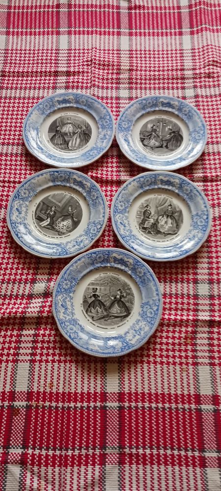 ASSIETTES EN FAIENCE LE MONDE A L'ENVERS POUR COLLECTION . 90 Fr�vent (62)
