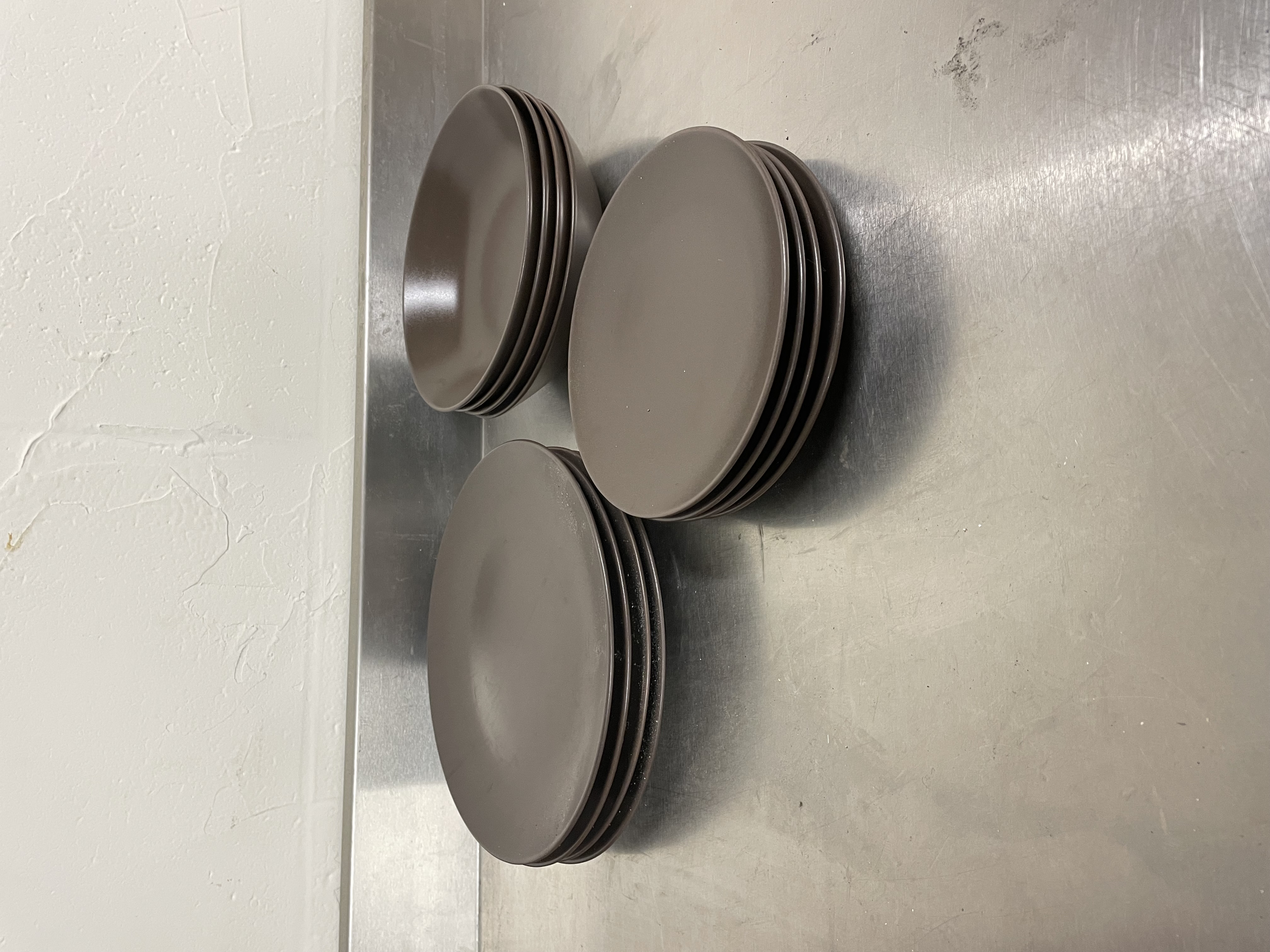 Lot de 12 assiettes marron en gr�s 13 Saint-Pierre-du-Perray (91)