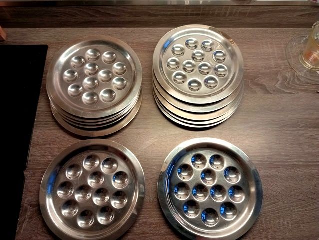 Lot de 12 assiettes et 12 pinces � escargots 30 Sannois (95)