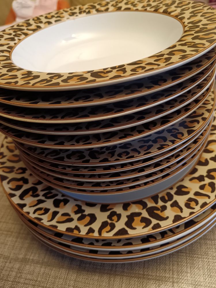 14 assiettes porcelaine bordure L�opard 28 Vonnas (01)