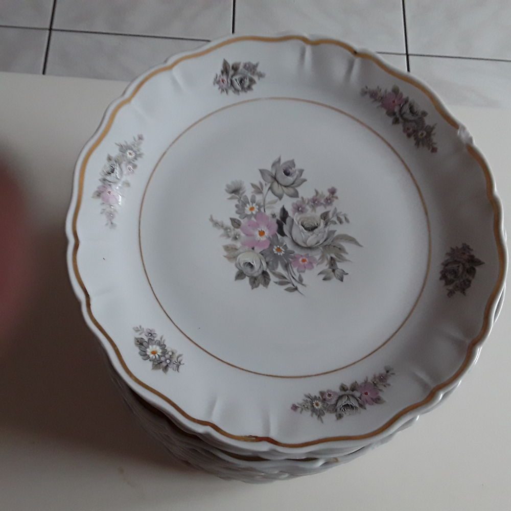 18 assiettesplates en porcelaine et 12 creuses 20 Luc� (28)
