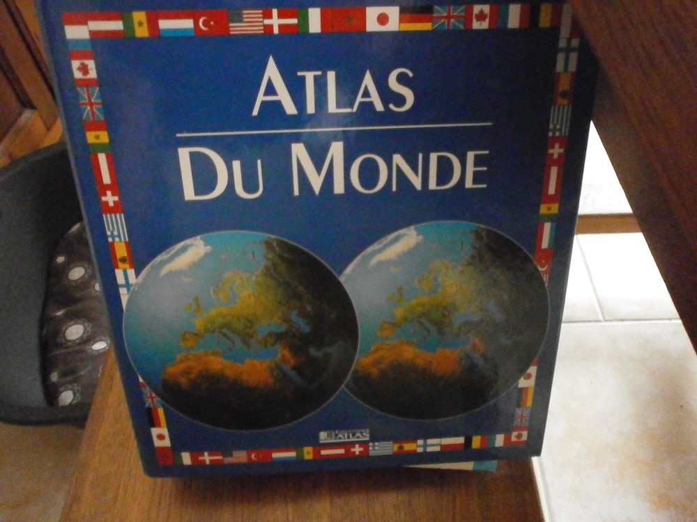ATLAS DU MONDE. 
7 Classeurs. 35 Villequiers (18)