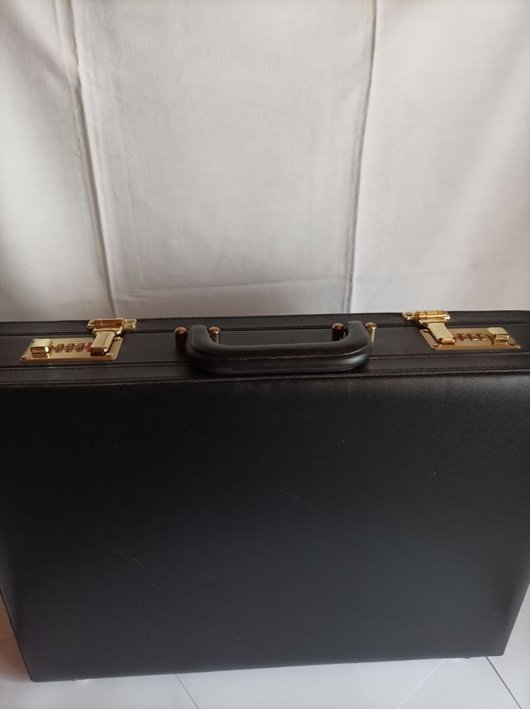 Attach� case cuir. 50 Villerupt (54)