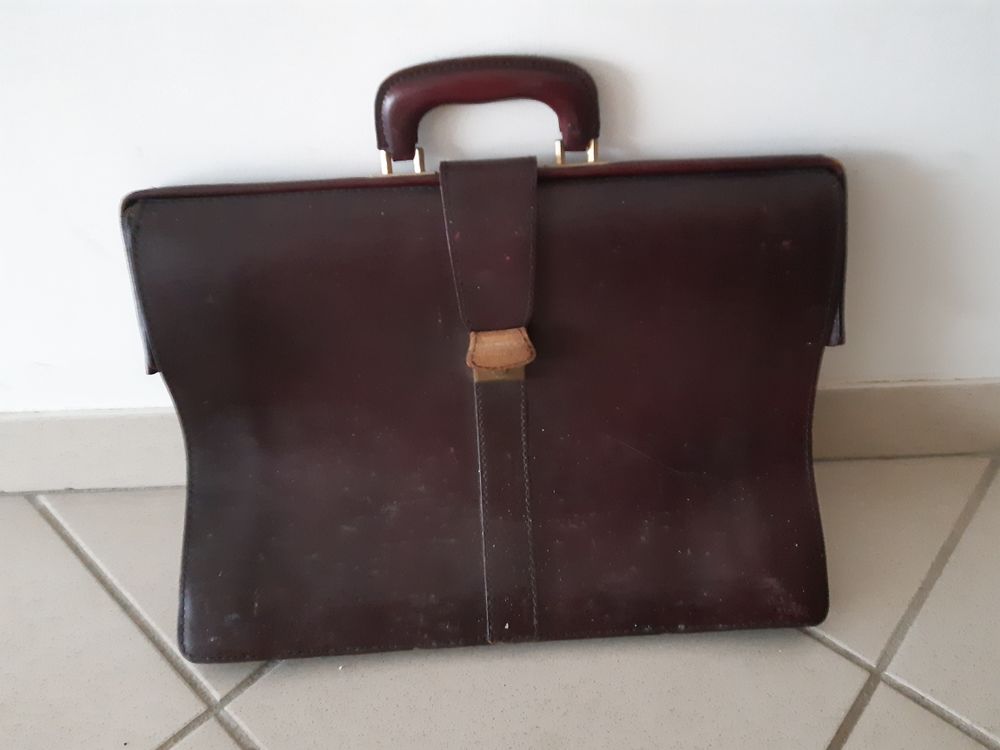 attach�  case cuir bordeau 23 Brignais (69)