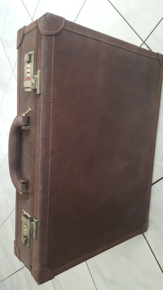Attach� case davits tout cuir vintage 1980 neuf j servi. 70 Villeurbanne (69)
