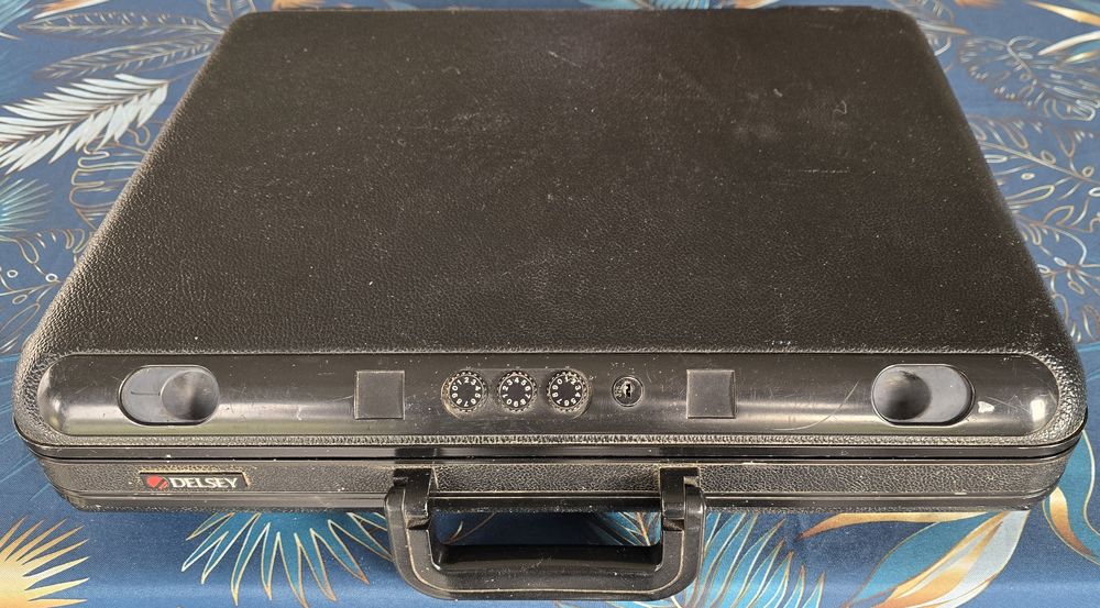 ATTACHE CASE MARQUE DELSEY NOIR 12 Le Sourn (56)