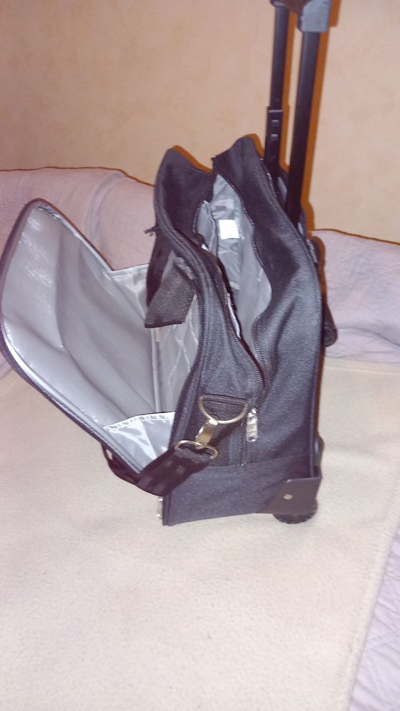 Attach� case roulettes 35 Saint-Laurent-du-Var (06)