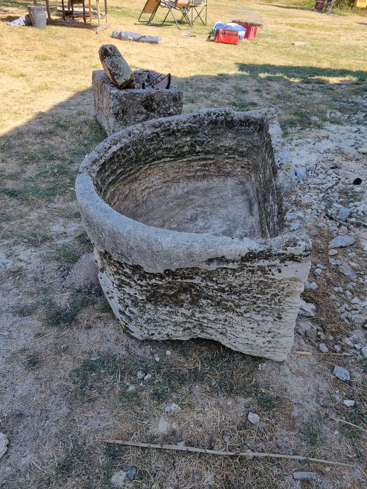 Auge en pierre de taille demie lune
85x65 500 Varaignes (24)