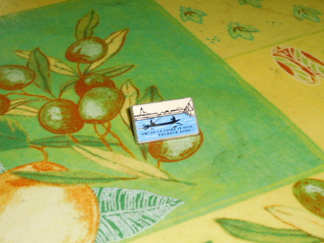 pin's et autocollant. 2 Saint-Mathurin-sur-Loire (49)