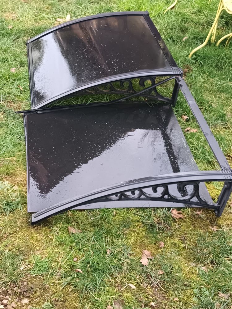 auvent en pp et verre en plastique teint noir. 0 Veyrins-Thuellin (38)