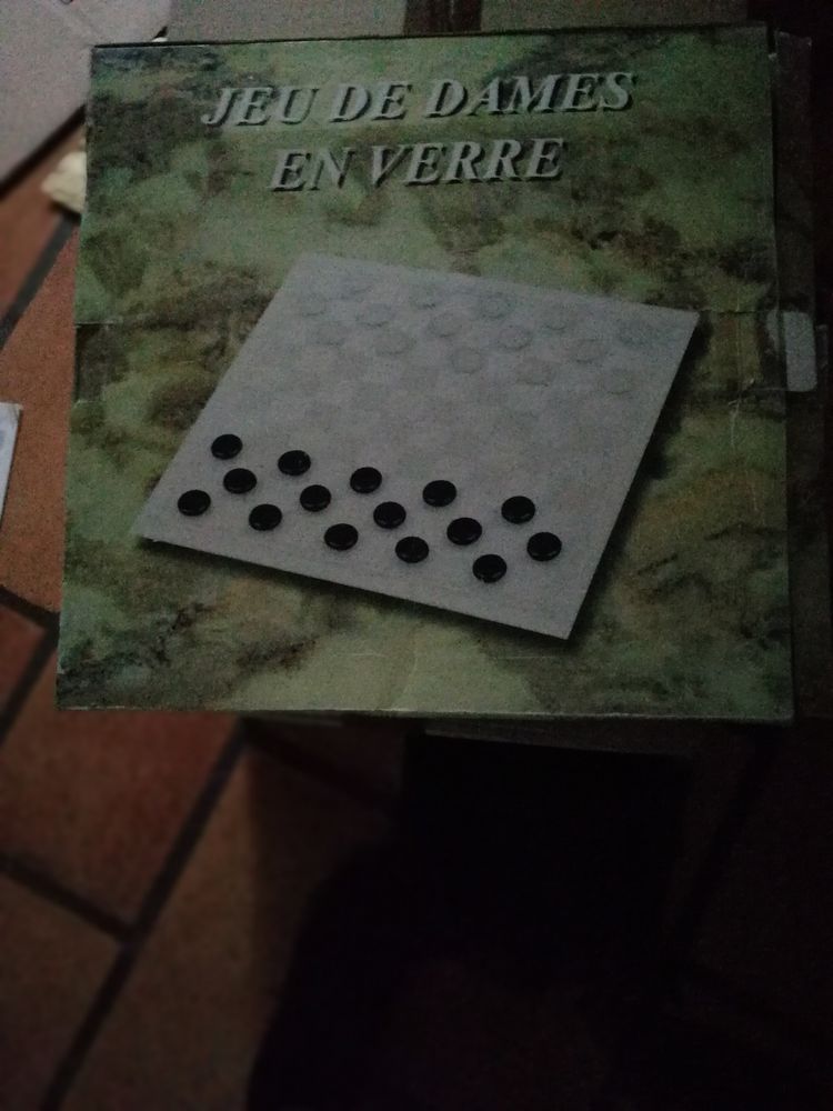 avant le 30/10 JEU DE DAME EN VERRE 10 Saint-Aubin-le-Cloud (79)