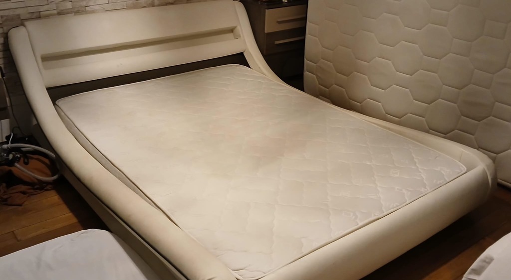 Lit avec cadre similicuir blanc sans matelas 300 Paris 8 (75)