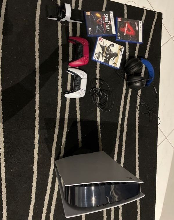 PS5 avec jeu, casque et accessoires 360 Cogolin (83)