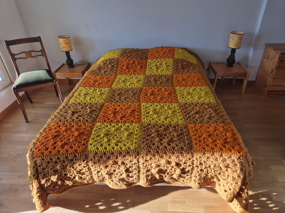 Lit 140 x 190 avec 2 chevets + commode pin massif 200 Aix-les-Bains (73)