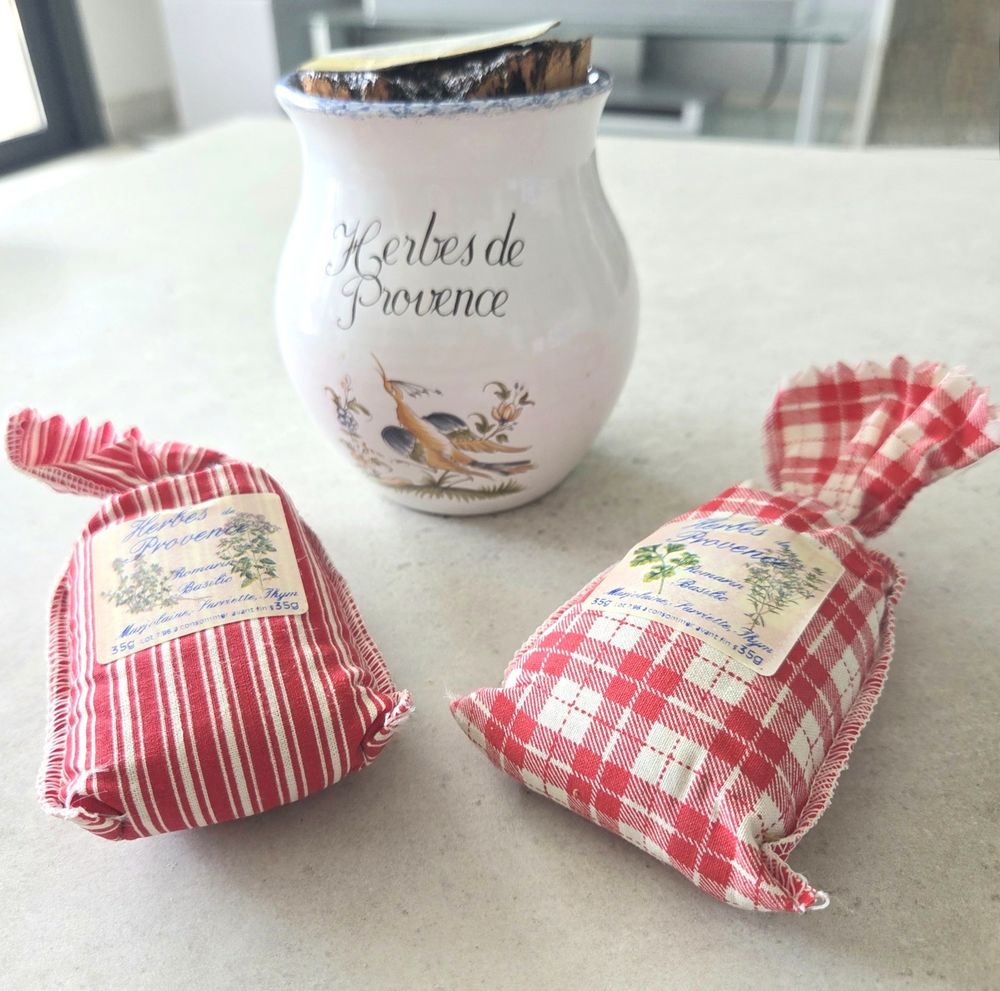 Pot avec des herbes de Provence: NEUF 8 Cannes (06)