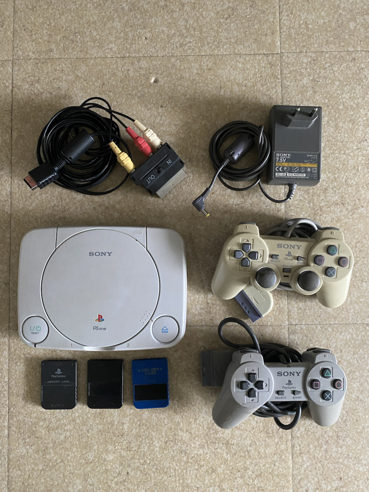 PS One avec 14 jeux 150 Nantes (44)