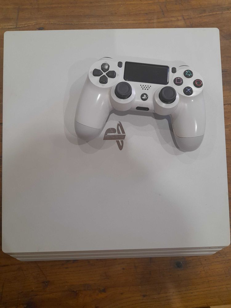 Ps4 pro avec manette 150 Saint-Chinian (34)
