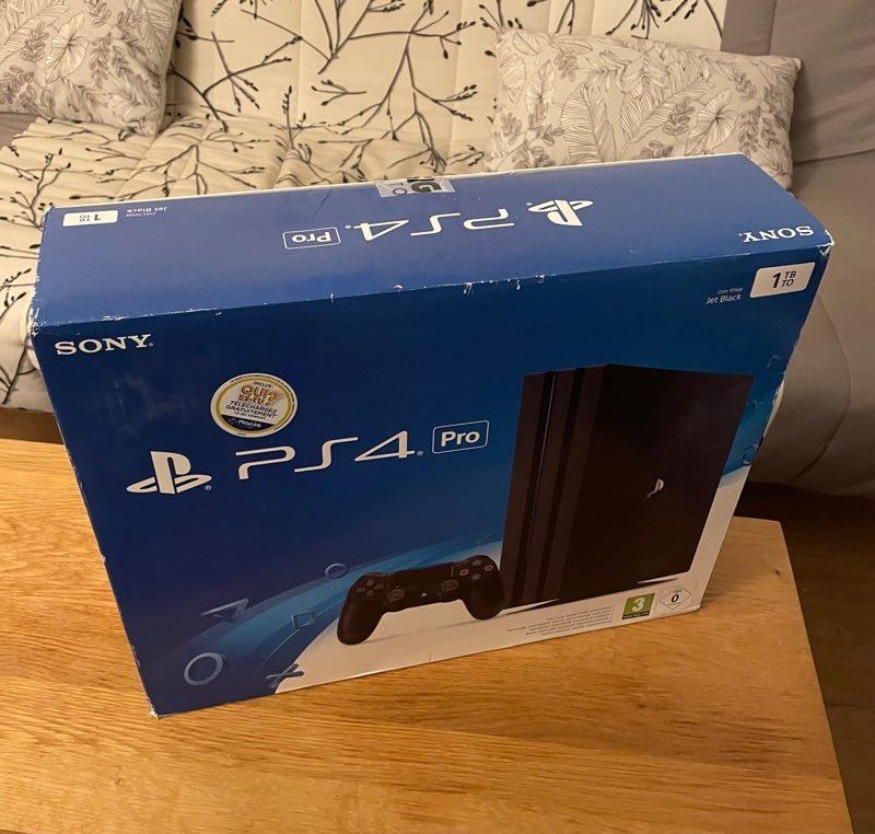 PS4 Pro avec 2 manettes + dock de chargement officiel 300 Paris 19 (75)