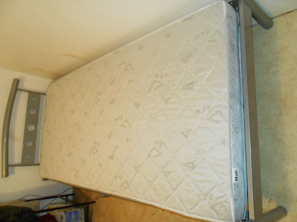 Lit avec son matelas 90 x 190 50 Rigny-le-Ferron (10)