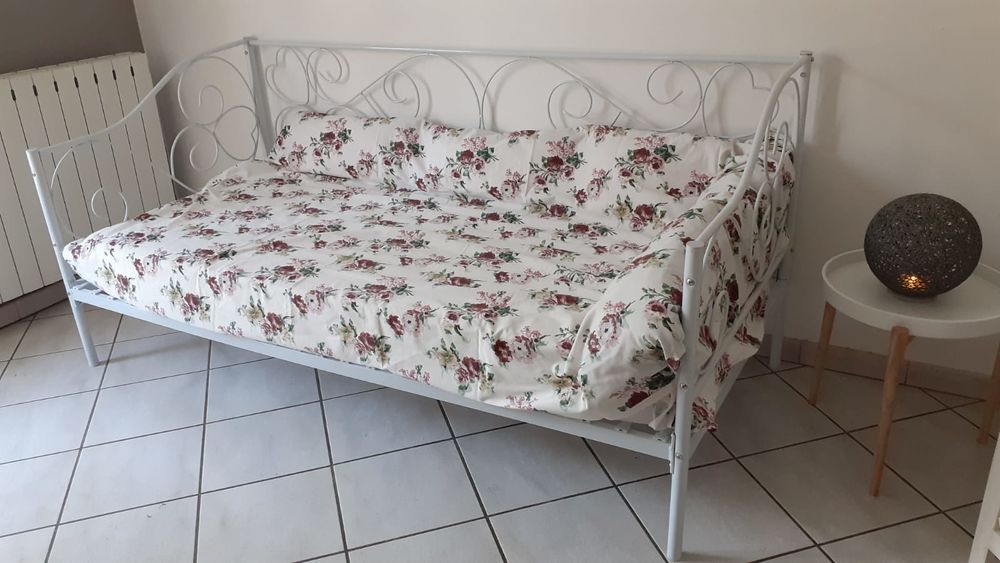 LIT AVEC RIDEAU ANTI MOUSTIQUES 
Il y a un point d�coll� 80 Tours (37)