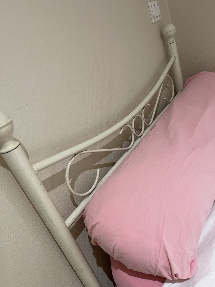 lit avec table de chevet en fer forg� 170 Saint-Junien (87)