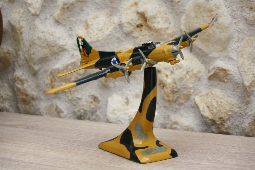 Avion ,Bombardier B 17  en �tain massif 300 Saran (45)