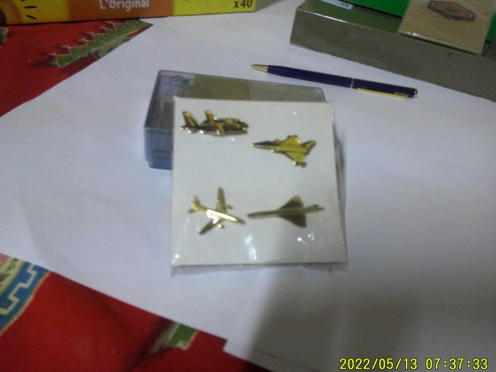 LOT  de (  4 )  PIN' S  -     AVIONS   30 Nontron (24)