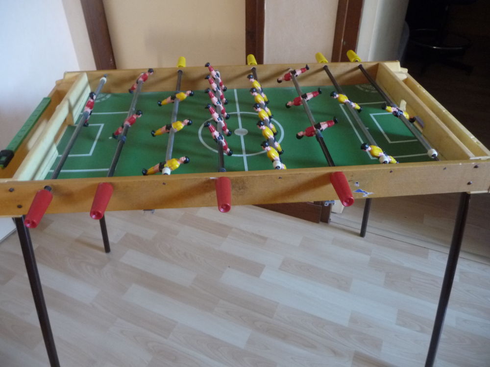 un baby foot  15 � , et un jeu de dames en verre 20� 
35 La Chapelle-sur-Erdre (44)