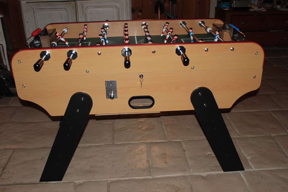 BABY FOOT   NEUF
AVEC MONNAYEUR A 0.50�
750 Surg�res (17)