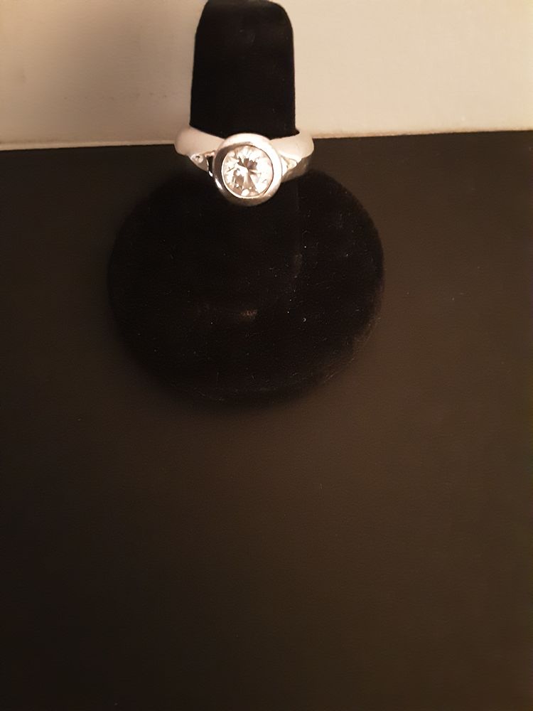 Bague argent Agatha avec un zircon .taille  55.
Bon etat.
30 Tr�veneuc (22)