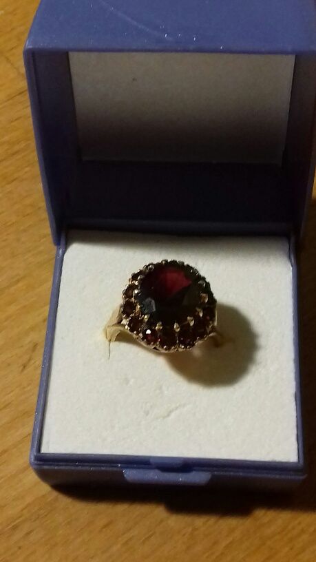 Bague en or et grenats 300 Bagn�res-de-Bigorre (65)