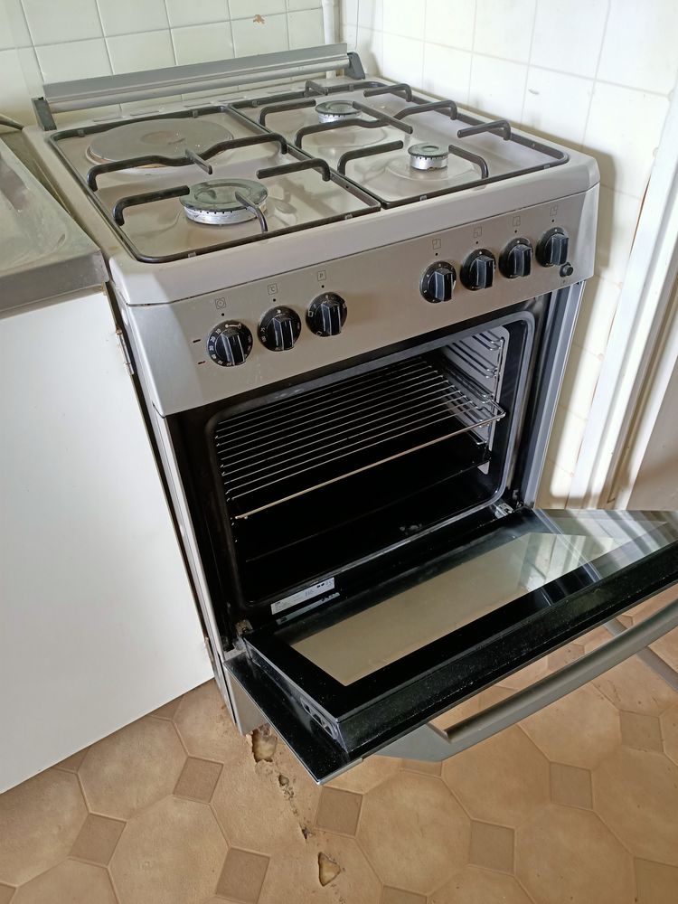 Bahut en merisier avec son minibar avec glace � l'int�rieur. 30 Saint-Priest (69)