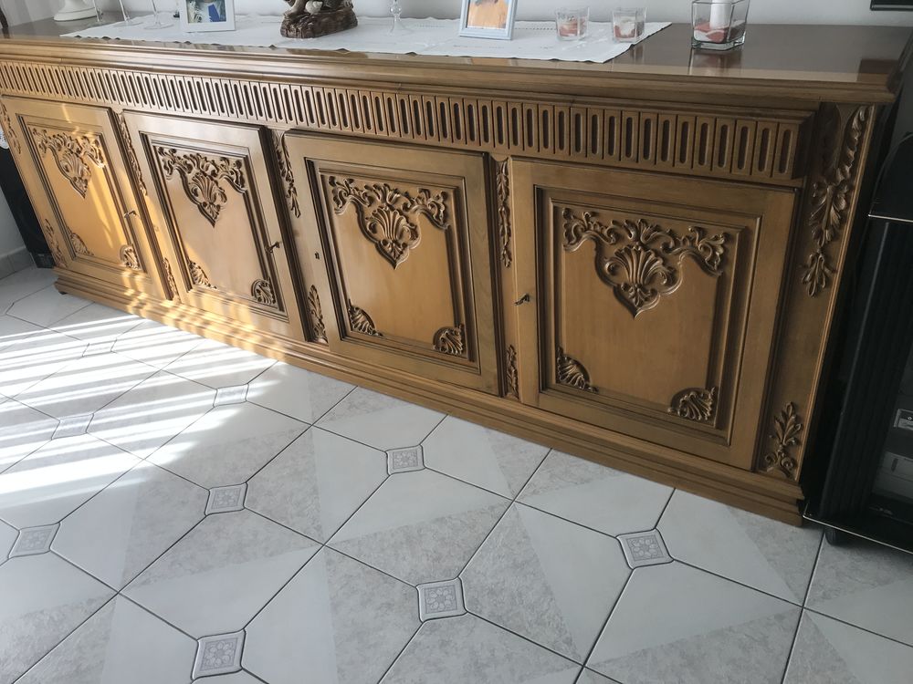 Bahut en noyer bonne �tat  un peu d�color�e part le temps 200 Montlh�ry (91)