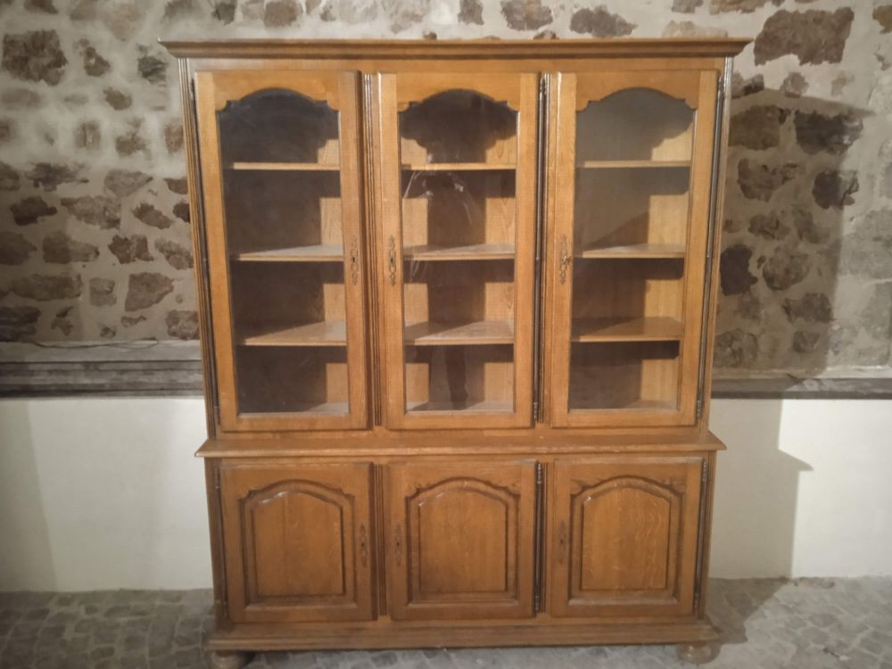 Bahut ,Vaisselier ,meuble,ch�ne massif,sobre,bois vernis. 200 Annonay (07)