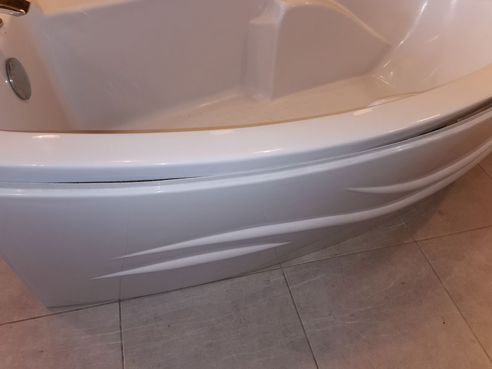 baignoire acrylique avec sa jupe et la robinetterie 150 M�ze (34)