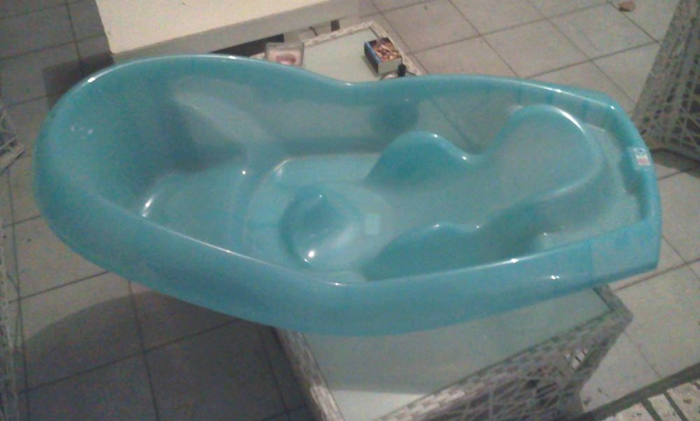 Baignoire ergonomique plastique bleue 10 B�darrides (84)
