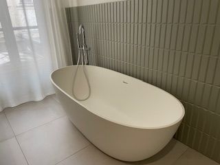 BAIGNOIRE  MARQUE REXA   ILOT  EN CORIAN  AVEC ROBINETERIE
850 Soultz-Haut-Rhin (68)