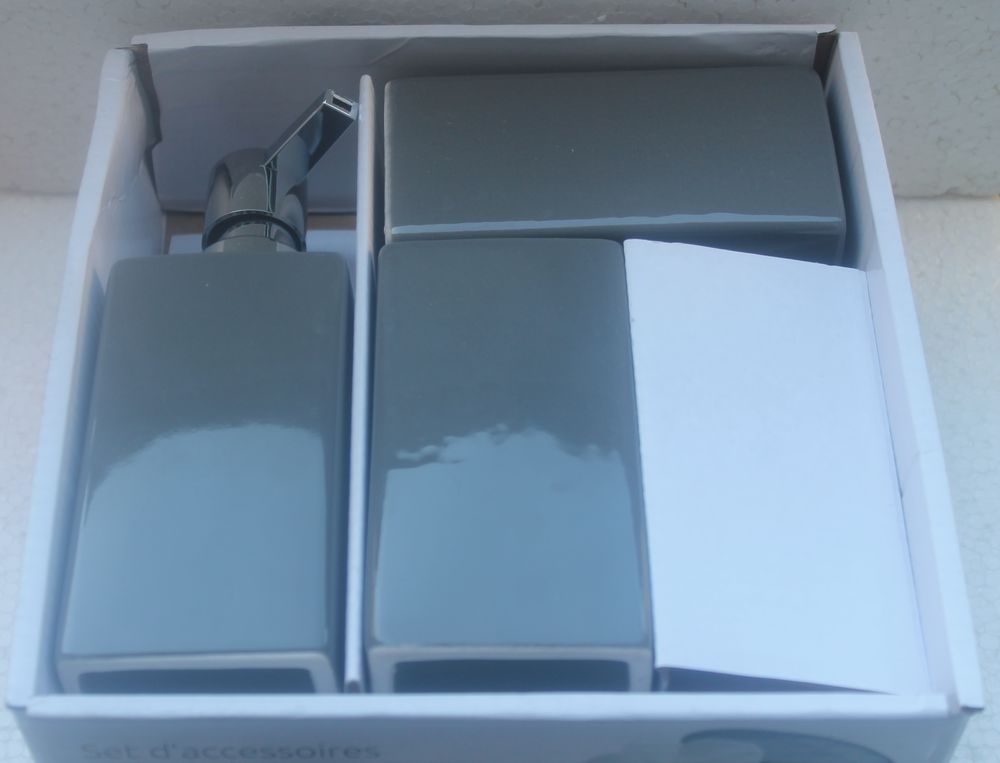 Bain Set de 3 accessoires porcelaine neufs
15 Vitry-sur-Seine (94)