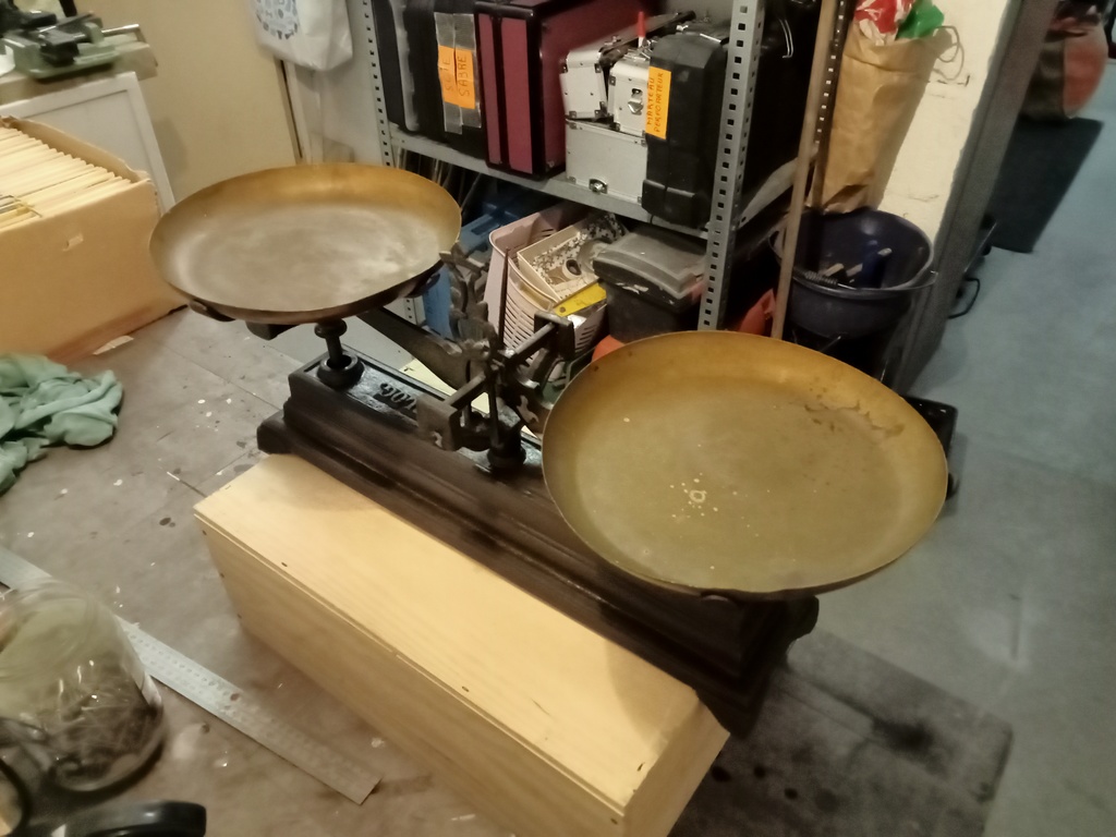 Balance Ancienne � Deux Plateaux en M�tal 33 Clamart (92)