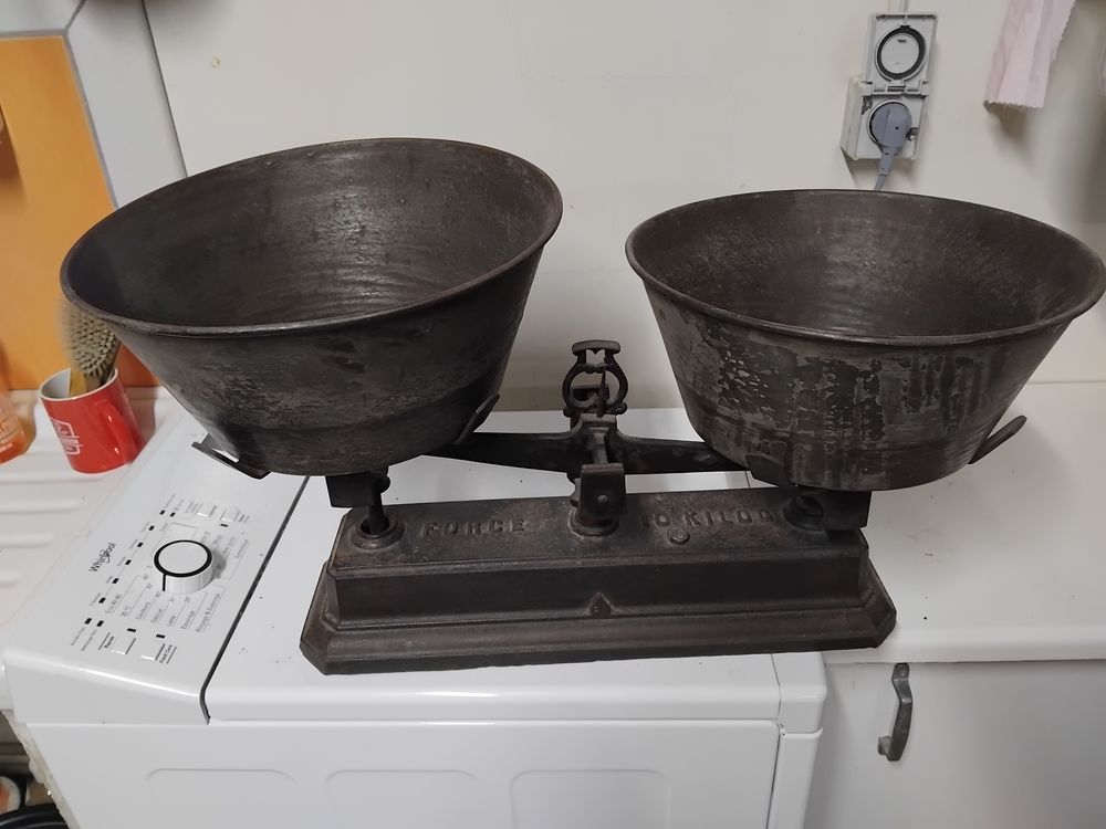 Balance ancienne de march� ou   vendeur de 4 saisons   35 Digne-les-Bains (04)