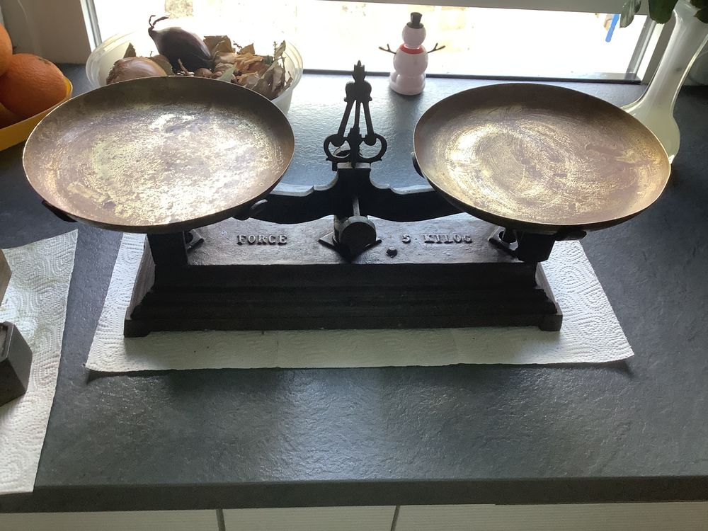 balance avec 2 plateaux en cuivre et poids 30 Bessancourt (95)
