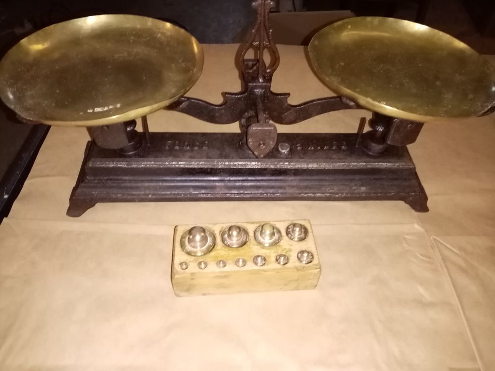 Une balance ROBERVAL de force de 5kg avec une bo�te 53 Chartres (28)