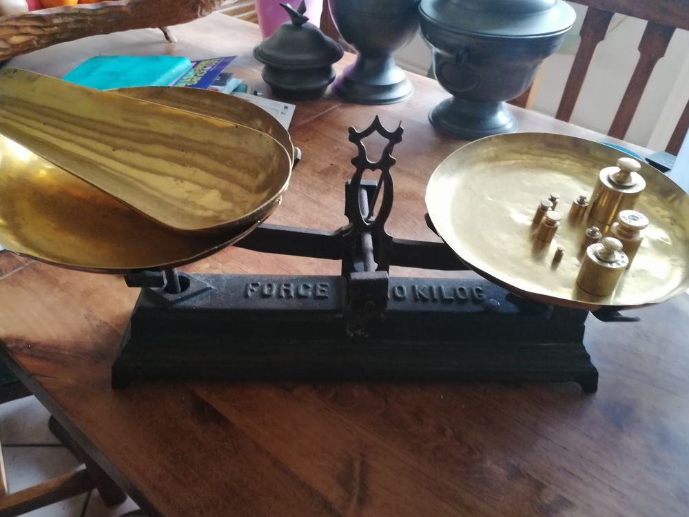 Balance Roberval tr�s ancienne plateaux cuivre avec poids 35 Brunoy (91)